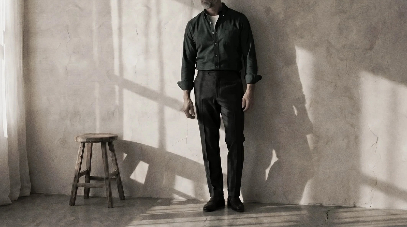 The Atticus 160 in Deep Olive Oxford Cotton worn